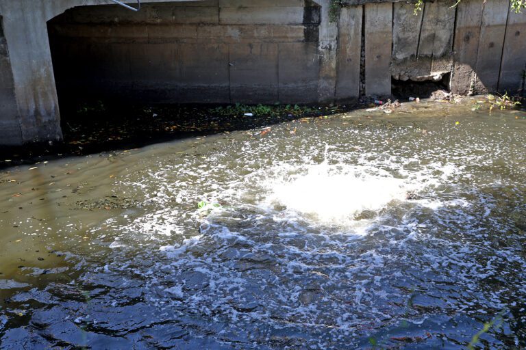 BPBD Surabaya Gerak Cepat Mitigasi Semburan di Sungai Rungkut Tengah