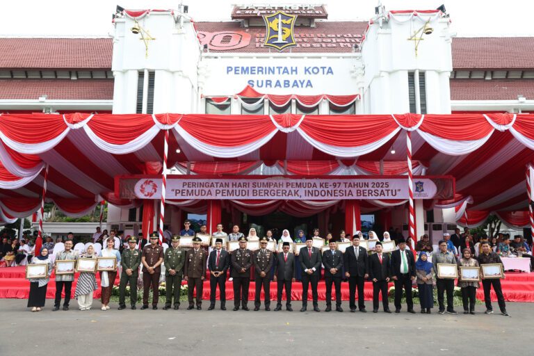 Pemkot Surabaya Beri Penghargaan untuk 68 Pemuda Berprestasi di Hari Sumpah Pemuda ke-97