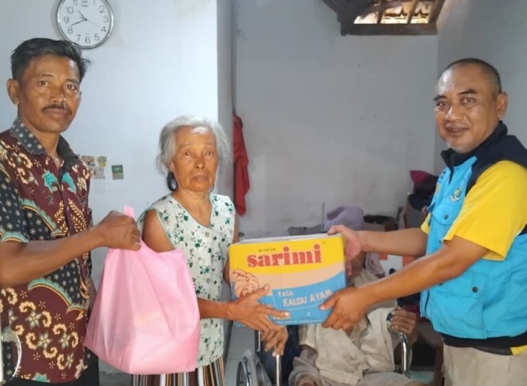 TKSK Ambulu Salurkan Bantuan Kursi Roda kepada Lansia Prasejahtera