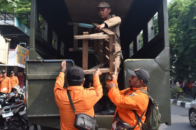 Pemkot Surabaya Gelar Penertiban Terpadu, Sasar PKL, Parkir Liar, dan Saluran Air