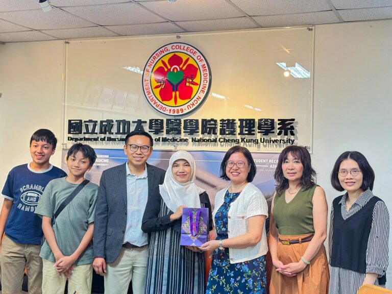 Dedikasi bagi SDM Kesehatan Bawa Alumni UNAIR Raih Penghargaan Internasional di Taiwan