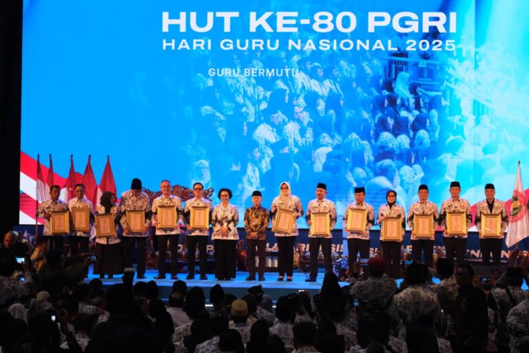 Peduli Kesejahteraan Guru, Wali Kota Eri Terima Penghargaan Dwija Praja Nugraha dari PB PGRI