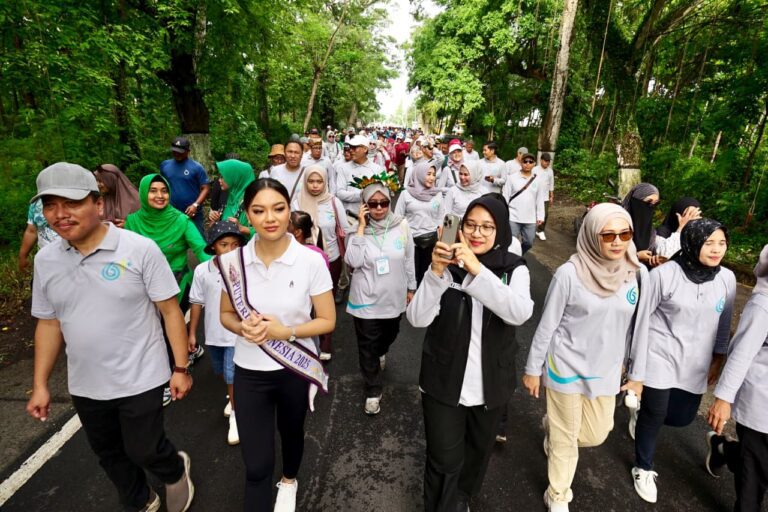 Bersama Putri Indonesia, Bupati Ipuk dan Ribuan Insan Kesehatan Banyuwangi Parade Gaya Hidup Sehat