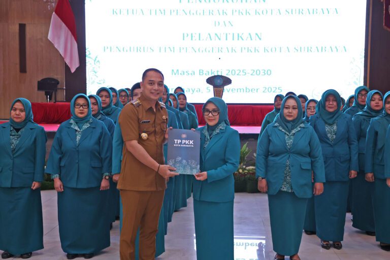 Resmi Dikukuhkan Wali Kota Eri, PKK Surabaya Fokus Pilah Sampah Rumah Tangga dan Luncurkan Program Kemangi untuk Remaja