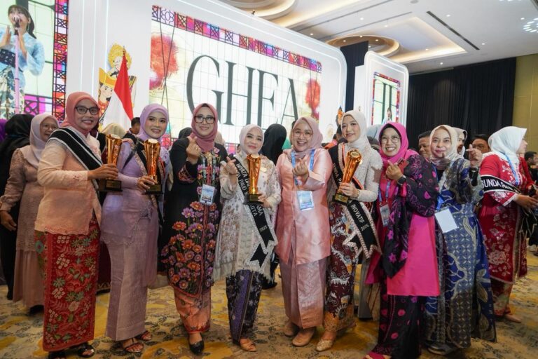 Sukses Kampanyekan Wajib Belajar 13 Tahun, Bunda PAUD Surabaya Raih Penghargaan Wiyata Dharma Utama