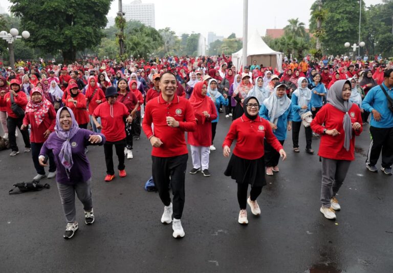 Semarak HUT PGRI dan HGN 2025, Wali Kota Eri Cahyadi bersama 15.000 Guru se-Surabaya Ikuti Jalan Sehat
