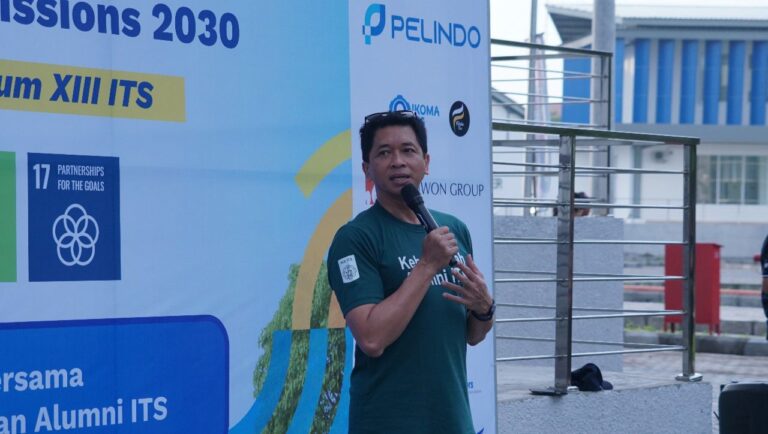 Rektor ITS Prof Dr (HC) Ir Bambang Pramujati ST MSc Eng PhD saat memberikan sambutan pada kegiatan Gugur Gunung 8.0 di area STP ITS