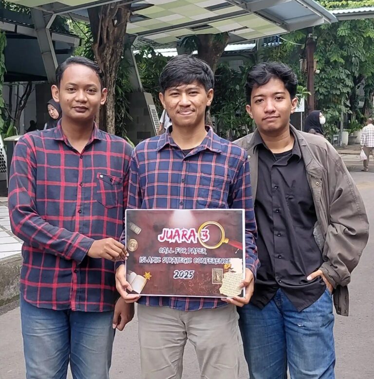 Ide Kritis Soal Relasi Ulama dan Negara Antar Tim Sejarah UNAIR Raih Juara 3 di Lomba Esai Nasional