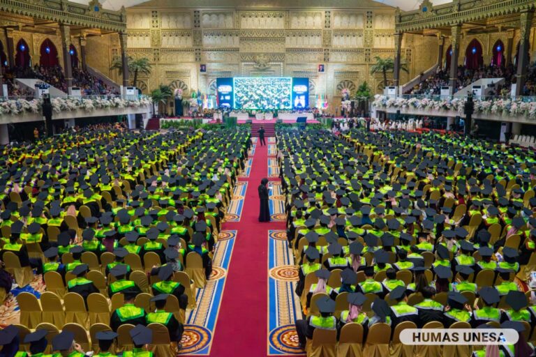 Unesa Kukuhkan 1.503 Wisudawan Periode ke-117, Rektor Cak Hasan Berpesan Agar Lulusan Berdampak bagi Masyarakat