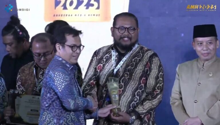 Kemkomdigi Nobatkan UNAIR sebagai Perguruan Tinggi dengan Kampanye Komunikasi Publik Terbaik I dalam AMH 2025