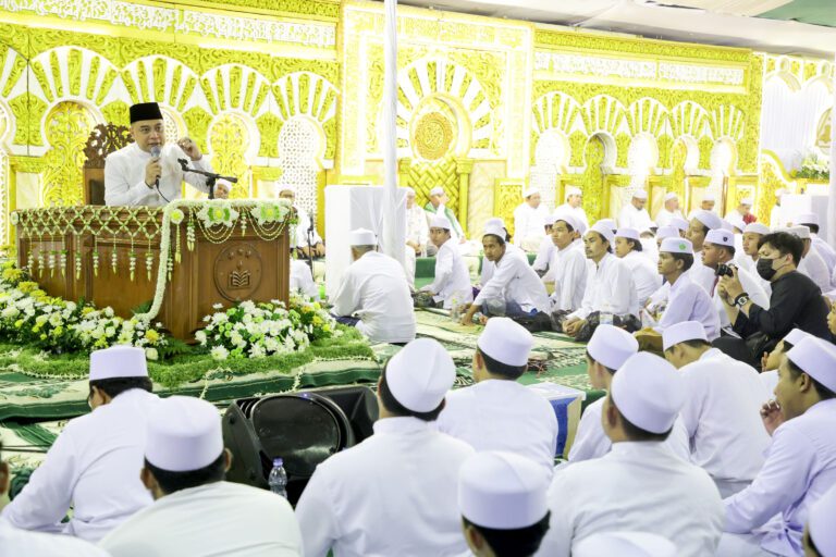 Peringati Hari Pahlawan, Wali Kota Eri Cahyadi Bersama Ribuan Suporter Gelar Dzikir Bersama