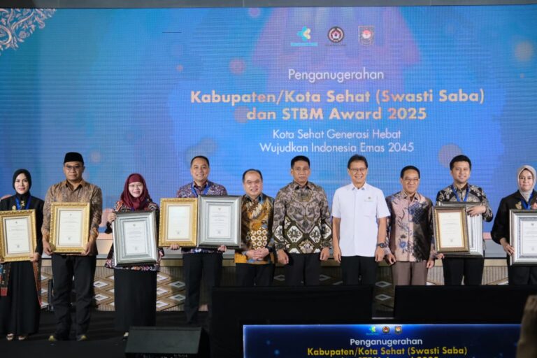 Surabaya Catat Sejarah, Raih Dua Penghargaan Tertinggi Kota Sehat Nasional