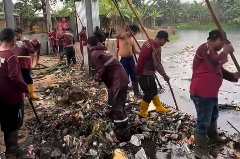 Buang Sampah Kasur ke Sungai Surabaya? Siap-Siap Denda Rp50 Juta atau Masuk Bui!