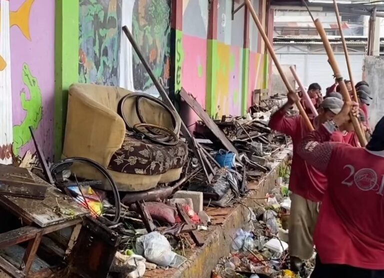 Sofa hingga Kasur Rusak Rumah Pompa Air, Pemkot Surabaya Imbau Warga Tak Buang Sampah di Sungai!