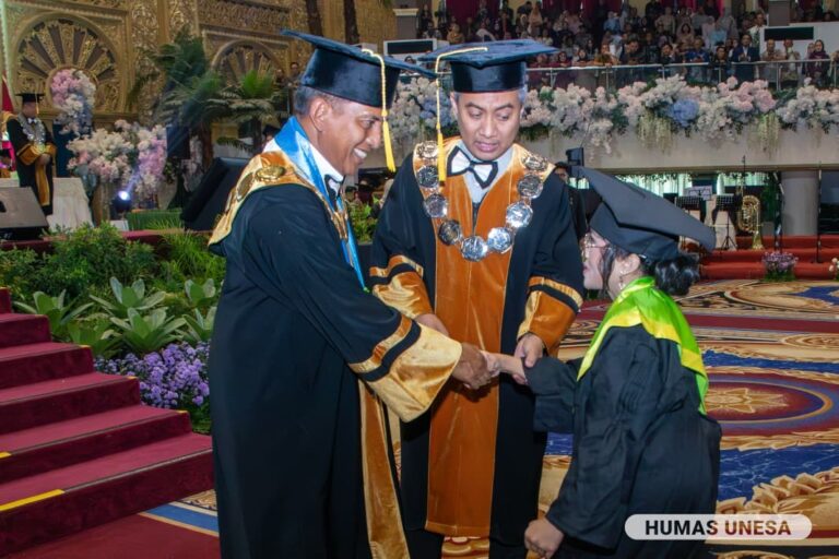 Diapresiasi Cak Hasan, Kakak Beradik Penyandang Disabilitas Wisuda Bareng di Unesa