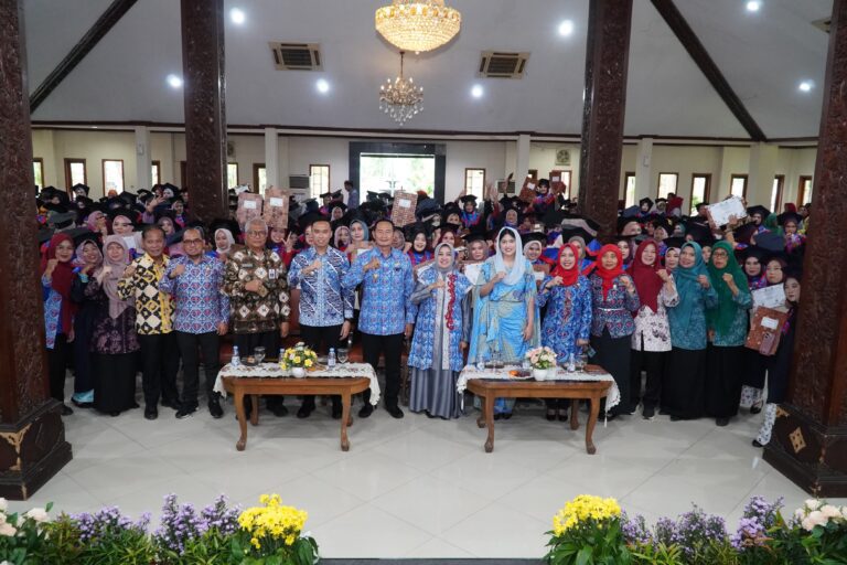 268 Orang Tua Diwisuda, Diajak Berkontribusi Bangun Ketahanan Keluarga 