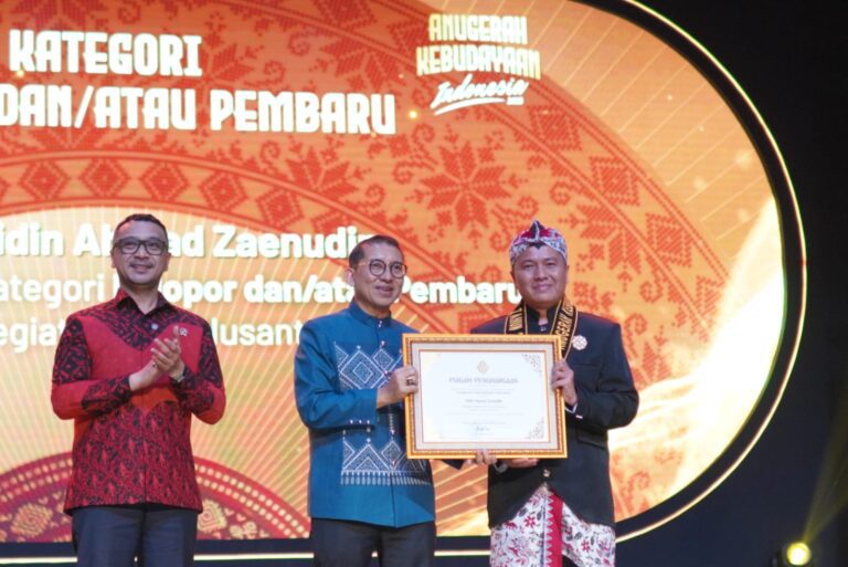 Terima Anugerah Kebudayaan Indonesia 2025, Putra Lamongan Kenalkan Busana Khas Lamongan