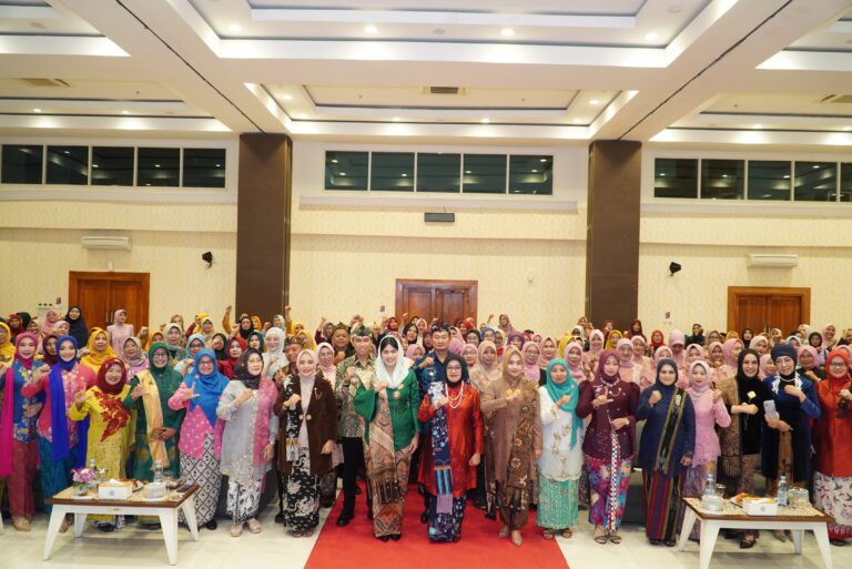 Peringati Hari Ibu, GOW dan Dekranasda Lamongan Gelar Lomba Fashion Show