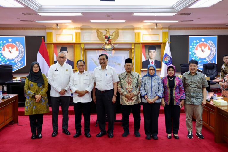 Segera Diterapkan Nasional, Bupati Ipuk Bersama Tiga Menteri Paparkan Digitalisasi Bansos ke Seluruh Daerah di Indonesia