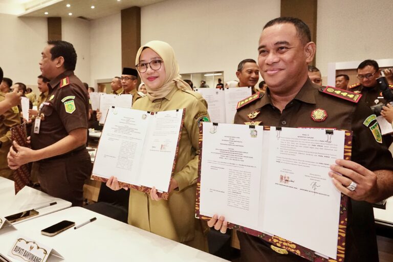 Dukung Penegakan Hukum Humanis, Bupati Ipuk Tandatangani PKS Pelaksanaan Pidana Kerja Sosial