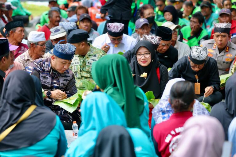 Tasyakuran Harjaba ke-254, Bupati Ipuk Sarapan Nasi Bungkus Bareng Tukang Becak, Pesapon, hingga Ojol