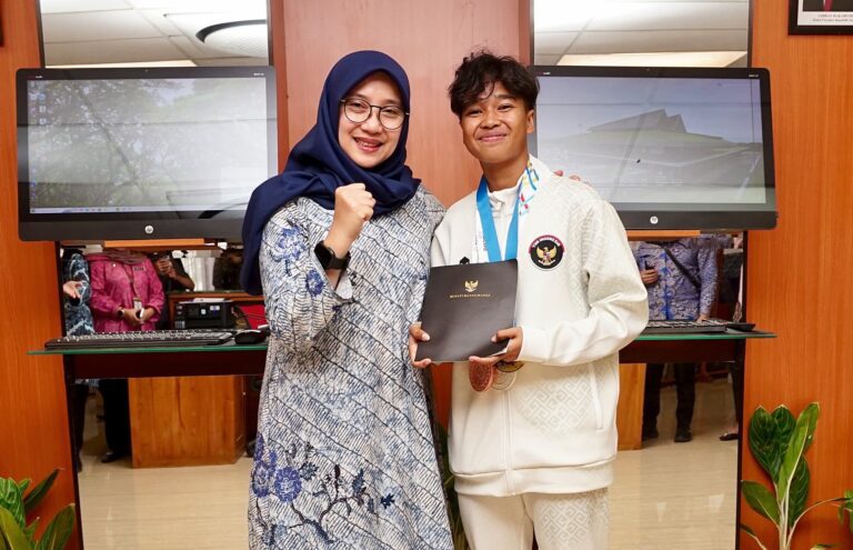 Saat Bupati Ipuk Bertemu Atlet Hoki Putri Banyuwangi Peraih Dua Medali SEA Games 2025