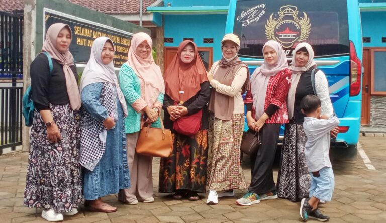 PKK RT 04 RW 12 Bratang Gede Kunjungi Griya Lansia Husnul Khotimah, Disambut Penghuni ODGJ