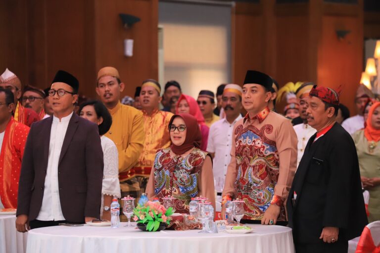 Viral di Medsos, Wali Kota Eri Ikuti Budaya Sandur Madura, Pengamat: Surabaya Dikenal sebagai Kota Multikultural