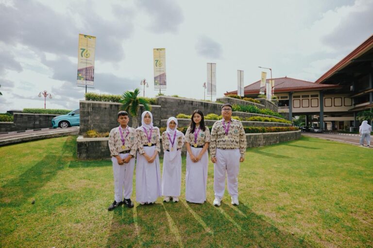 Ciptakan Robot Pendamping Anak Autism, Siswa SMPN 1 Surabaya Raih Penghargaan Internasional Bidang Sains