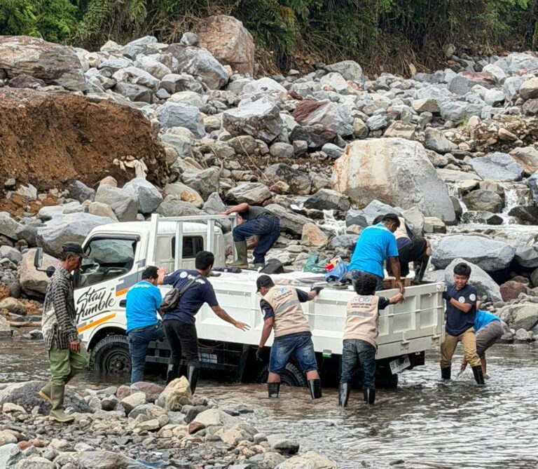 Medan Terjal Tak Halangi Mahasiswa FTMM UNAIR Bantu Pulihkan Akses Listrik dan Komunikasi di Malalak