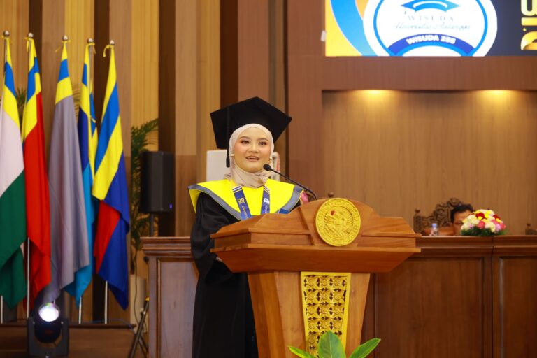 Sambutan Wisudawan hingga Alumni Warnai Momen Mengharukan Wisuda 255 UNAIR