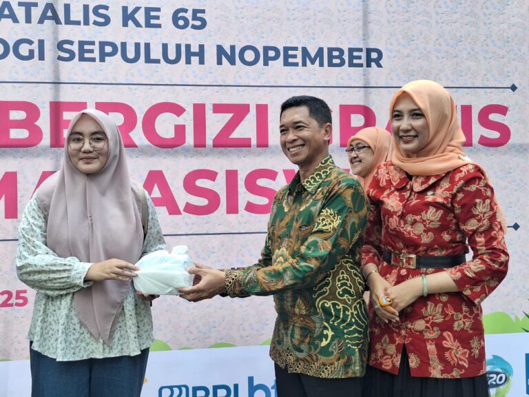 Berbagi Keberkahan, DWP ITS Salurkan 7.500 Nasi Gratis bagi Mahasiswa