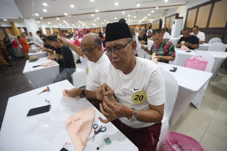 Lomba Unik Warnai Hari Ibu 2025 di Surabaya, Menggambar Bersama Anak hingga Jahit Kancing Baju untuk Laki-Laki