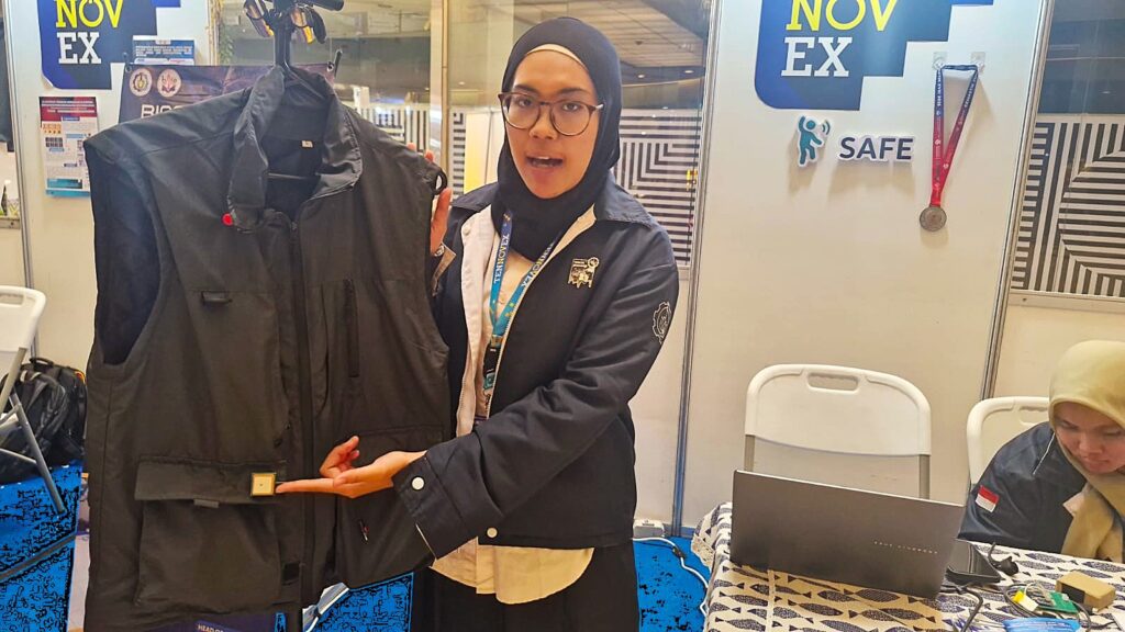 SAFE, rompi pintar untuk lansia karya inovatif tim mahasiswa Departemen Teknik Biomedik ITS saat dipamerkan di Tennovex ITS 2025