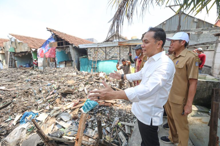 Atasi Banjir Tambak Asri dan Kalianak, Wali Kota Eri Tinjau Langsung Normalisasi Sungai