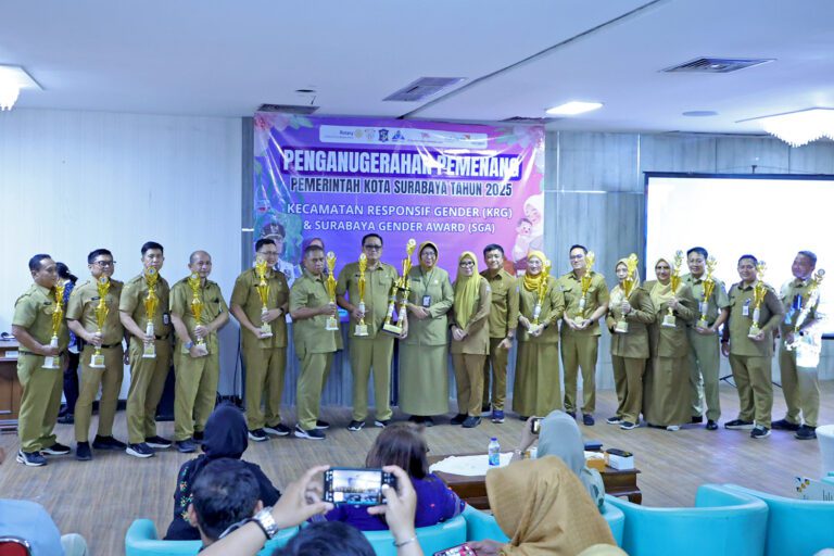 Wujudkan Pembangunan Inklusif, Pemkot Surabaya Berikan Penghargaan Kecamatan Responsif Gender 2025