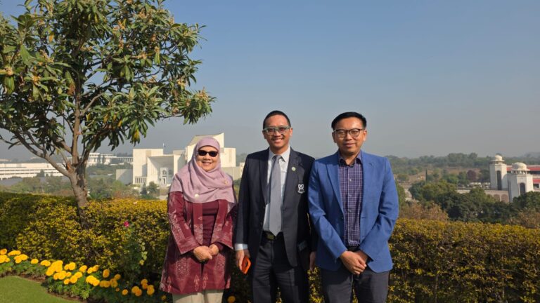 UNAIR Dorong Kolaborasi COMSTECH-WUACD, Perkuat Talenta Riset Inovasi