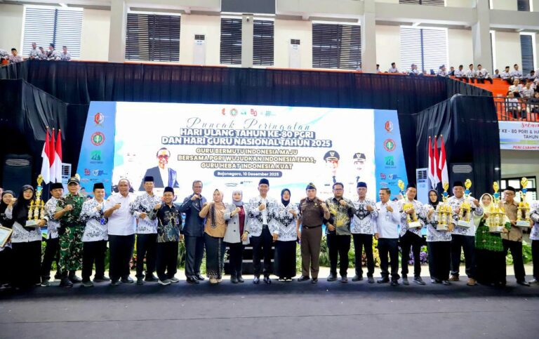 Pemkab Bojonegoro Gelar Sarasehan “Guru Bermutu Indonesia Maju Bersama PGRI Wujudkan Indonesia Emas, Guru Hebat Indonesia Kuat”