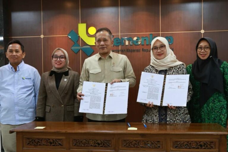 Menteri Koperasi dan Bupati Ipuk Teken MoU Percepatan Pengembangan Koperasi Merah Putih