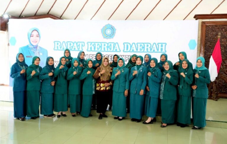 Tim Penggerak PKK Kabupaten Bojonegoro menggelar Rapat Kerja Daerah (Rakerda) Tahun 2025 sebagai langkah strategis untuk memperkuat peran PKK dalam meningkatkan kesejahteraan keluarga.