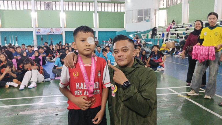 Bangkit dari Tumor Mata, Siswa MI Al Karim Surabaya Ini Naik Podium di Piala KONI 2025, Arderio Hukom: Sangat Menginspirasi