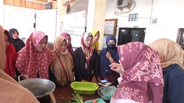 Pengmas FPK UNAIR Ajak Warga Desa Segoro Tambak Kembangkan Penyedap dari Limbah Udang