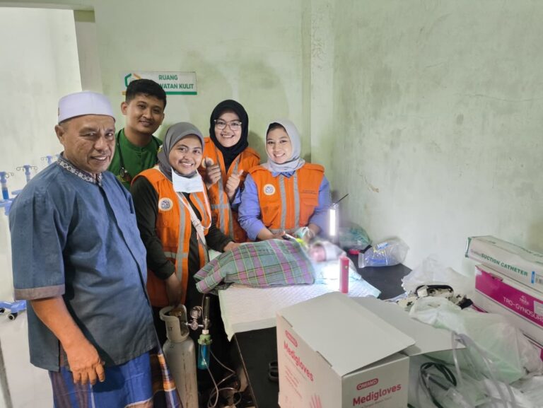 Di Tengah Keterbatasan, Tim UNAIR Bantu Persalinan Ibu di Posko Aceh Tamiang 