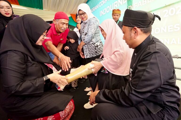 Harjaba Bersama Disabilitas, Bupati Ipuk Serahkan Bantuan Kaki Palsu hingga Al-Qur’an Braille