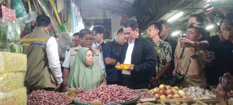 Jelang Tahun Baru, Mentan Amran Sidak Pasar Wonokromo: Mayoritas Harga Bahan Pokok Stabil