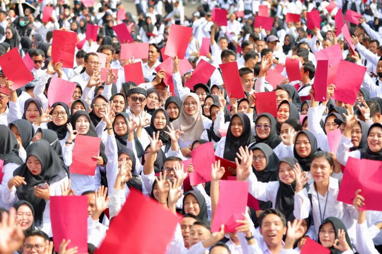 Senyum dan Tangis Haru saat Bupati Ipuk Angkat 4.888 Honorer Banyuwangi Jadi PPPK Paruh Waktu