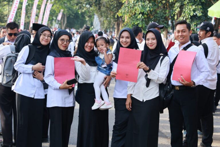 Saksi Pengabdian Panjang, Keluarga Ikut Saksikan Penyerahan 4.888 SK PPPK Paruh Waktu Banyuwangi