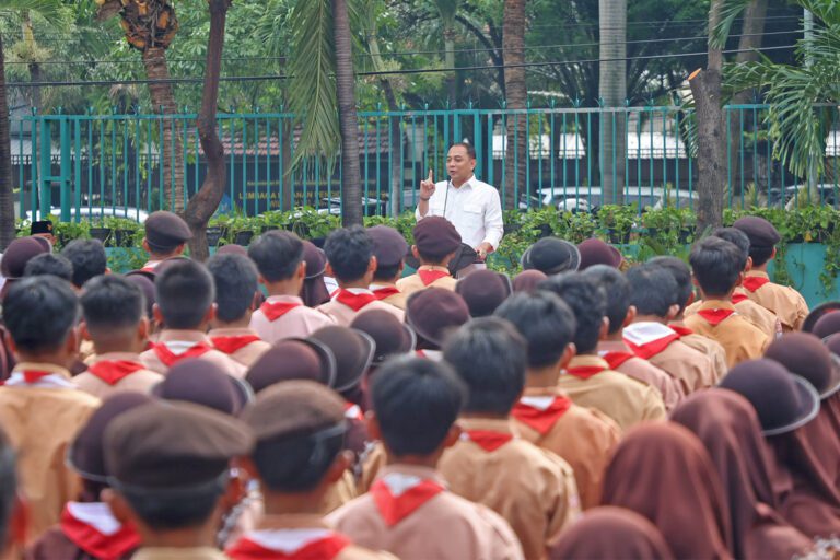 Cegah Dampak Negatif, Wali Kota Eri Terbitkan SE Pembatasan Penggunaan Gawai dan Internet untuk Anak