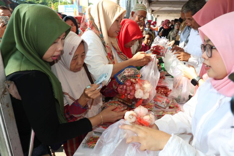 Pemkot Surabaya Pastikan Harga Kebutuhan Pokok Aman dan Stok Melimpah Jelang Nataru