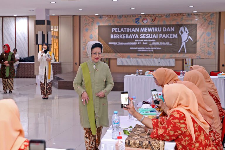 Lestarikan Busana Tradisional, DWP Surabaya Gelar Pelatihan Teknik Mewiru dan Berbusana Kebaya